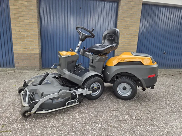 Zitmaaier met frontmaaidek voor een garagedeur