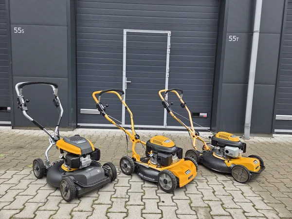 Drie loopmaaiers op benzine naast elkaar