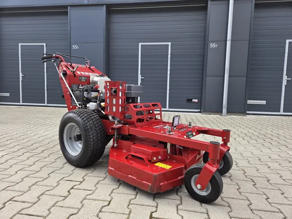 Rode zelfrijdende maaimachine met breed maaidek